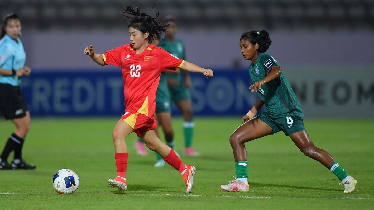 U20 nữ Việt Nam nhận thưởng nóng sau chiến thắng trước U20 nữ Bangladesh